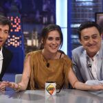 El presentador Pablo Motos y los actores María León y Mariano Peña, durante “El Hormiguero”