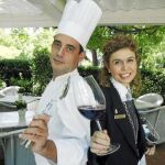 El chef Jorge González y la sumiller Gemma Vela, en uno de los comedores del emblemático edificio