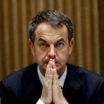Zapatero asedia a los ayuntamientos catalanes