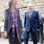 La Reina Sofía saluda a los patronos de la Fundación, en presencia del presidente, Méndez Pozo