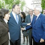 La consejera de Obras Públicas y el alcalde saludan al presidente de la Cámara de Comercio, Francisco Herrero