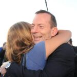Tony Abbott, líder opositor, se abraza a su hija tras depositar su voto