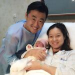 Li Na y su marido, el también tenista Jiang Shan, posan sonrientes junto al bebé.