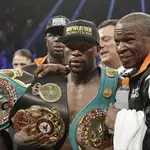 Floyd Mayweather, con su nuevo cinturón de campeón