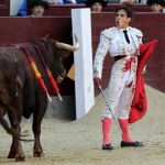 El novillero Gonzalo Caballero en un desplante el día de su presentación en Madrid