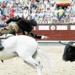 Ventura realiza un desplante torero al tercero de la tarde, ayer en Las Ventas