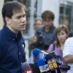 El conservador del «Tea Party», Marco Rubio, hace unas declaraciones a la prensa tras votar en su colegio electoral