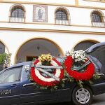 Manuel Alías García recibió sepultura ayer en San Juan de Aznalfarache, donde residía, y lo describen como «tímido» y «más bueno de lo normal»