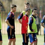 Los futbolistas de la selección juegan a lo mismo y se distraen con lo mismo en el campo y en las concentraciones