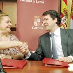 Alfonso Fernández Mañueco estrecha la mano con Felicitas Ibáñez, delegada de Médicos del Mundo en África