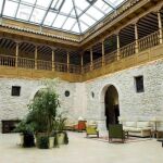El hotel incluye visitas a bodegas de la tierra