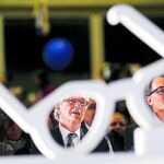 El alcalde y candidato de CiU, Xavier Trias (c), acompañado por el presidente de CiU y de la Generalitat, Artur Mas (d), al inicio de la campaña electoral en un acto celebrado en el barrio del El Guinardò de Barcelona.