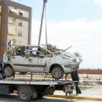 Una grúa sacaba ayer uno de los coches arrastrados por la tromba de agua