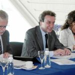 De Santiago logra unidad para exigir a Zapatero que aclare la financiación