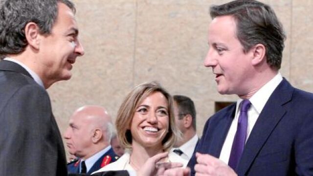 Zapatero y Cameron mantuvieron un breve diálogo ayer, antes de comenzar la sesión plenaria de la cumbre