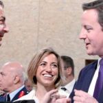 Zapatero y Cameron mantuvieron un breve diálogo ayer, antes de comenzar la sesión plenaria de la cumbre