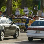 .- Un grupo de manifestantes celebra hoy, miércoles 28 de julio de 2010, en las afueras del Capitolio de Arizona