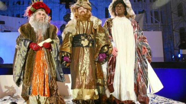 Melchor, Gaspar y Baltasar antes de dirigirse a los niños madrileños