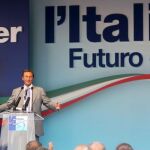 El presidente de la Cámara de los Diputados italiana y ex aliado de Silvio Berlusconi, Gianfranco Fini, pronuncia un discurso durante la clausura de la fiesta del movimiento "Futuro y Libertad"
