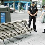 Los dos agentes de la Policía Nacional muestran dónde estaba el joven cuando ellos llegaron