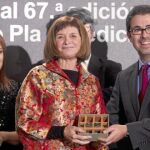 La ganadora del Nadal, Alicia Giménez Bartlett (centro), con Ángela Vallvey y Emili Rosales