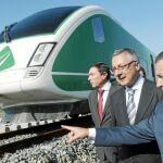 El ministro de Fomento y el conseller de Infraestructuras durante una visita a las obras del AVE Madrid-Valencia