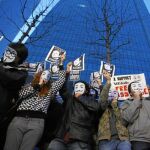 Simpatizantes de Wikileaks se manifestaron ayer en Madrid, enmascarados, en apoyo a Assange