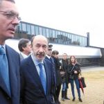 Rubalcaba, ayer, entre Gallardón y el comisario de la nueva sede policial, Esmeraldo Rapino