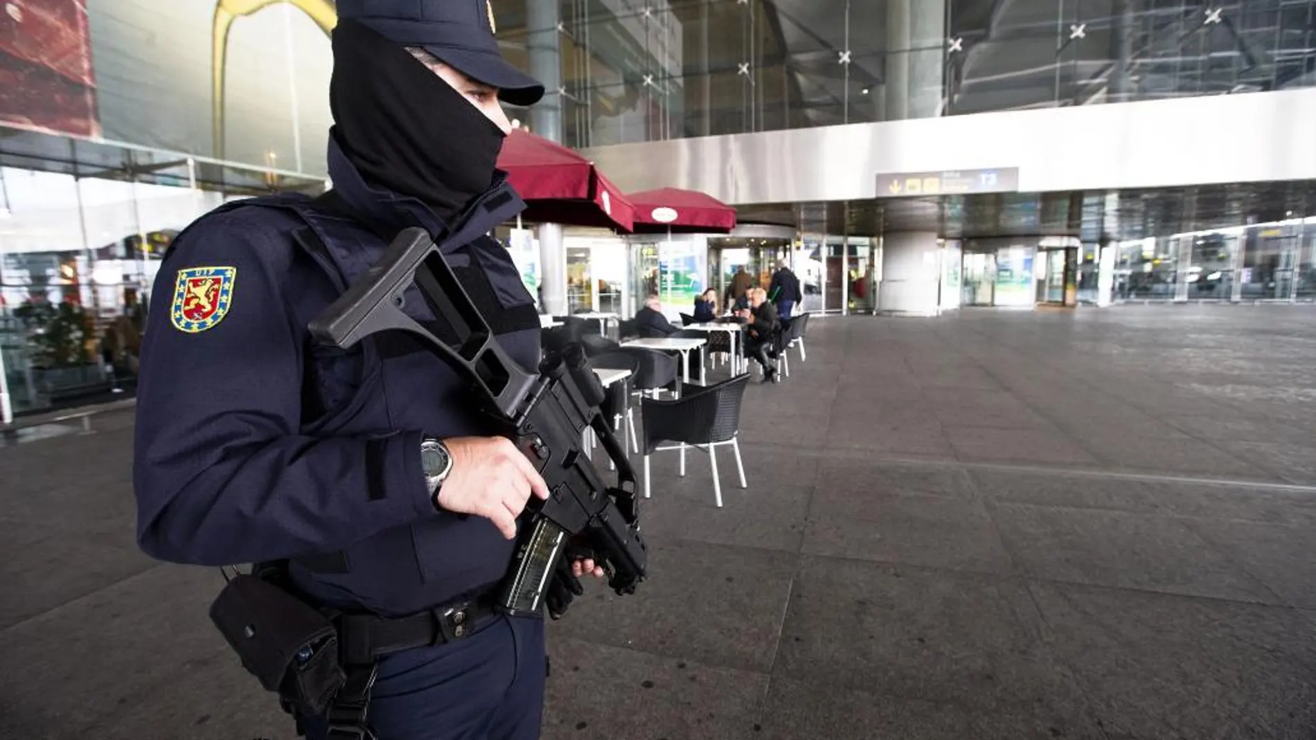 Un agente del Cuerpo Nacional de Policía en labores de vigilancia en una de las terminales del aeropuerto de Málaga.