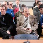 Conesa, en el centro, junto a su mujer y su hijo, es el principal empresario imputado en la causa