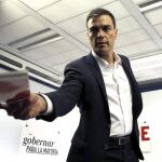 El secretario general del PSOE, Pedro Sánchez, durante la rueda de prensa que ofreció hoy tras la reunión de la Comisión Permanente de la Ejecutiva del PSOE