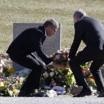 El presidente de Germanwings, Thomas Winkelmann y el responsable de Lufthansa, Carsten Spohr, visitaron el monumento conmemorativo a las víctimas de la tragedia en Le Vernet