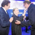Alfonso Ussía y el presidente de LA RAZÓN, Mauricio Casals, con María Dolores Pradera, premio a la Trayectoria ejemplar