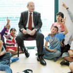 El presidente de la Generalitat acudió ayer al barrio del Raval, donde respondió a las preguntas de los niños