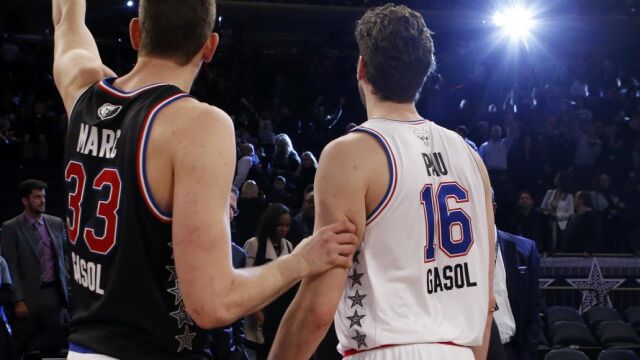 Los Gasol, primera pareja de hermanos titulares en el partido de la estrellas y que protagonizaron el salto inicial
