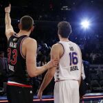 Los Gasol, primera pareja de hermanos titulares en el partido de la estrellas y que protagonizaron el salto inicial