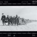 Reproducción de un negativo de una fotografía tomada por Robert Capa a unos exiliados republicanos caminando por la playa hacia un campo de internamiento en Le Barcarès (Francia) en marzo de 1939