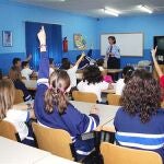 Una policía da una clase de educación vial en un colegio de Murcia