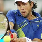 Fernando Verdasco golpea la bola de revés durante el partido de ayer ante el «cañonero» croata Karlovic
