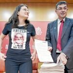 La vicepresidenta de la Generalitat, Mónica Oltra, y el presidente de Les Corts, en 2009. Oltra con una camiseta contra Francisco Camps