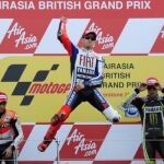 Lorenzo gana y pone tierra de por medio en el Mundial