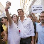 El secretario general del PSOE, Pedro Sánchez, junto a los trabajadores que le obligaron a acortar su paseo por Málaga