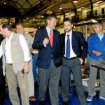 Fernando Mellet y Gonzalo Crespo, entre otros, con Antonio Rodrigo Torrijos en segundo término, en una visita al mercado central