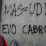 Vista de una pintada durante las protestas en La Paz