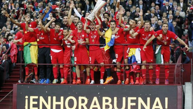 Los jugadores celebran el título