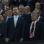 El Rey Felipedurante la interpretación del himno.