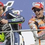 Valentino Rossi y Marc Márquez, en el podio de Mugello