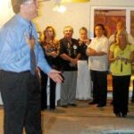El candidato demócrata al Congreso por Florida, Joe García, durante una reunión con un grupo de votantes en Miami