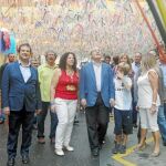 El presidente Montilla junto a su familia y el alcalde Hereu, ayer en el barrio de Gràcia de Barcelona