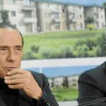 Silvio Berlusconi, durante su visita ayer a la localidad de L¿Aquila